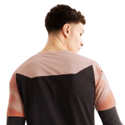 On Running ON Men's Performance-T Lumos - Woodrose/Black -Sportswear 1MD30101285 performance t lumos fw23 woodrose black m g4