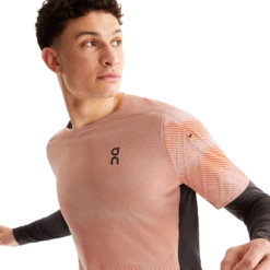 On Running ON Men's Performance-T Lumos - Woodrose/Black -Sportswear 1MD30101285 performance t lumos fw23 woodrose black m g5