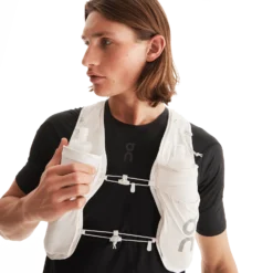 On Running ON Ultra Vest 10L - Undyed White 12 On Running ON Ultra Vest 10L - Undyed White -Sportswear 2UD30030864 ultra vest 10 fw23 undyed white u g5